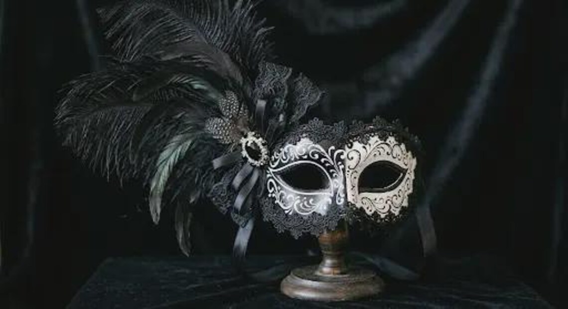 Noir Plume — White filigree on black, crowned with feathers